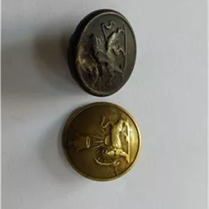 دو عدد دکمه قدیمی