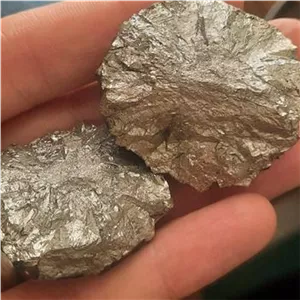 سنگ براق نقرهای در کوه