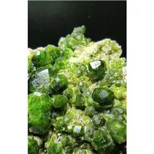 سنگ معدنی گارنت دمانتوئید سبز