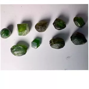 سنگ جواهری معدنی گارنت دمانتوئید سبز