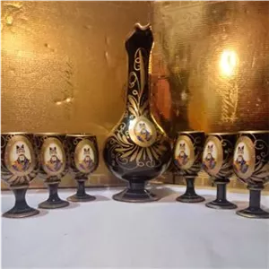 پارچ و 6 عدد جام شیشه ای نسبتا قدیمی نقش قاجاری