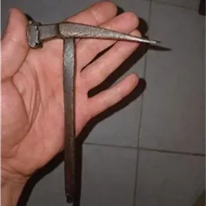 تیشه فولادی کهنه 200 ساله سایز کوچیک جوندار