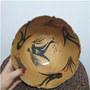 کاسه چوبی طرح دار