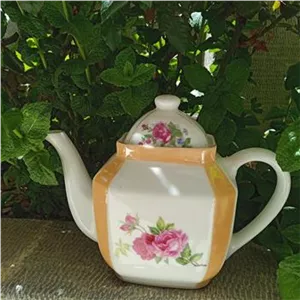 قوری قدیمی کتابی گل سرخی شکل خاص