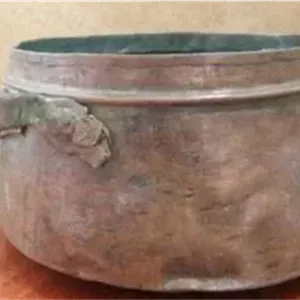 دیگ قدیمی مسی چکشی دهانه شانزده سانت 