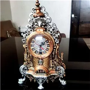ساعت روی ویترین و میز