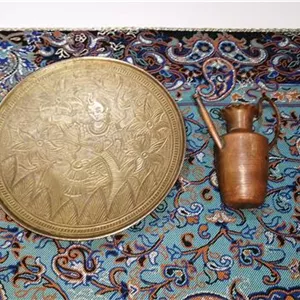 دیوارکوب برنجی و پارچ مسی کوچک