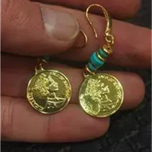 گوشواره سکه ملکه الیزابت با آب کاری طلا آویزی