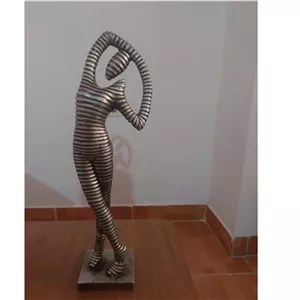 مجسمه طرح لیدی ایستاده