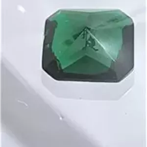 یک عدد زمرد آزمایشگاهی پاک تراش جواهری درجه یک