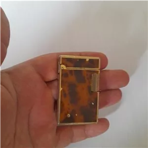 فندک قدیمی بغل زن