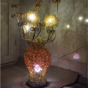 گلدان و گل آباژور و چراغ سیمی