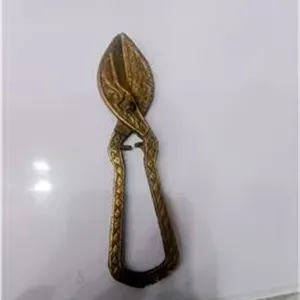 قندشکن قدیمی حکاکی شده برنجی بسیار زیبا 