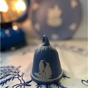 زنگوله قدیمی وجوود طرح برجسته و خاص و مارک دار