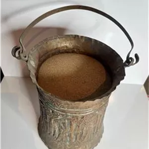 سطل مسی قدیمی با دسته و طرح برجسته