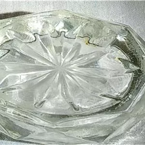 یک عدد نمکدان بلوری سفید قدیمی ساده