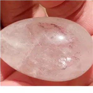 یک عدد سنگ کوارتز تراش خورده به شکل تخم مرغ
