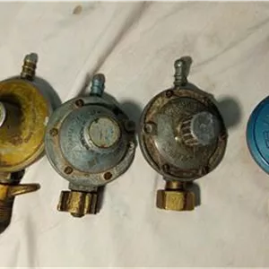 چهار عدد رگلاتور گاز موجود سه عدد خارجی