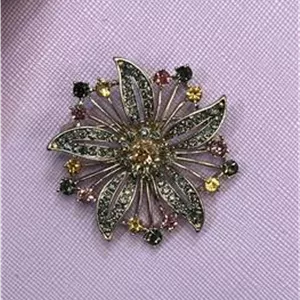 سنجاق سینه طرح گل نگین دار