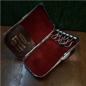 جاکلیدی قدیمی بدنه چرم و استیل برند kebag