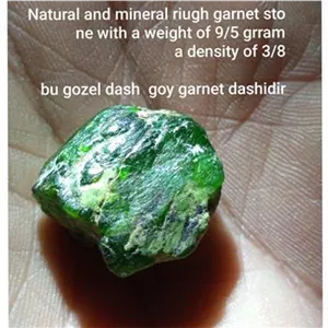 یک قطعه سنگ معدنی گارنت سبز 95گرمی