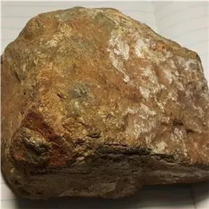 یک قطعه سنگ پیریت با کوارتز