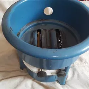 یک عدد بخاری نفتی قدیمی کوچک
