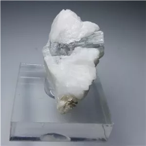 بلور آکوامارین در فلدسپات