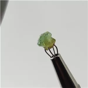 سنگ گارنت دمانتوئید سبز معدنی کد 101