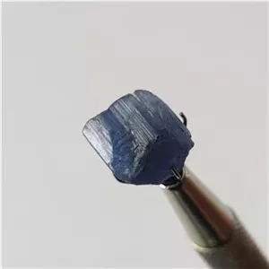 راف کریستالی سنگ تانزانیت(تانزانایت)معدنی تانزانیا