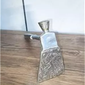 تیشه برنجی نقش دار
