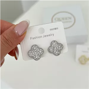 گوشواره ون کلیف طرح جواهر میخی کد ۶۸۴