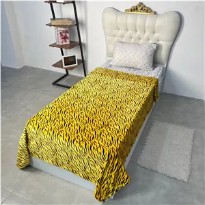 پتو چهارفصل ۱نفره برند sky کد۱۰(گاوی زمینه کرم)