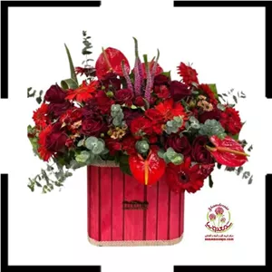 باکس عاشق و معشوق با رز  قرمز، انتریوم،  ژرورا و داوودی مینیاتور - هدیه‌ای برای عشق