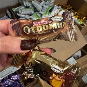 شکلات روسی با مغز بادام زمینی خامه ای rulo praline و مینی ویفر اوتلومی با مغز کرم خامه‌ای و روکش شکلات کارامل آکوند 