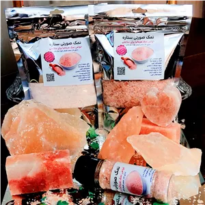 نمک صورتی ممتاز(نه نارنجی) ۲۵عدد بسته بندی یک کیلویی در پاکت زیپ کیپ دار پنجره دار بدون لیبل