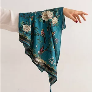 روسری کرپ نخ طرح گلستان سبز آبی