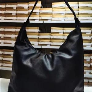 کیف زنانه مشکی ساده چرم نرم تک زیپ