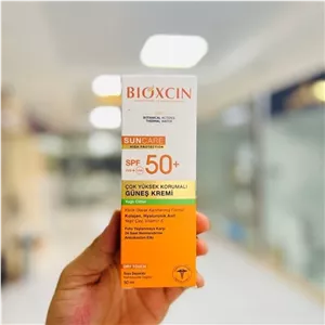 کرم ضد آفتاب بی رنگ بیوکسین SPF50 مناسب پوست های جوش دار 50 میلی