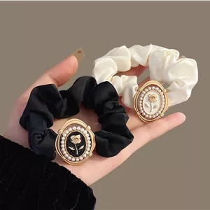 کش مو طرح گل رز چنل مشکی | اکسسوری لوکس زنانه با قاب طلایی و مروارید