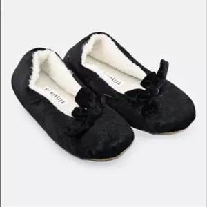 پاپوش روفرشی زنانه TissAiA مدل چرم براق مشکی با آستر پشمی و طراحی بنددار