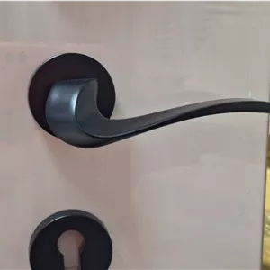 دستگیره لوکس مشکی دوتکه مدل تیکتا با قفل و مغزی و سیلندر به طور کامل