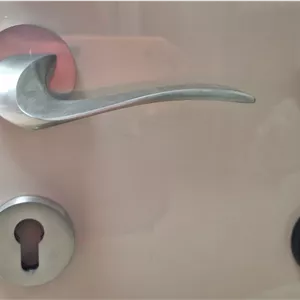 دستگیره لوکس دو تکه کروم (رنگ استیل) مدل تیکتا با سیلندر و قفل و مغزی به طور کامل