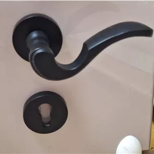 دستگیره لوکس مشکی دوتکه اتاقی و سرویسی مدل الگانت با قفل و مغزی و سیلندر به طور کامل