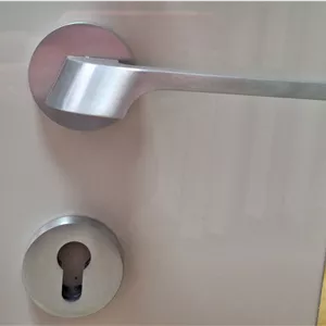 دستگیره اتاق و سرویس کروم دوتکه مدل آلفا با قفل و مغزی و سیلندر به طور کامل