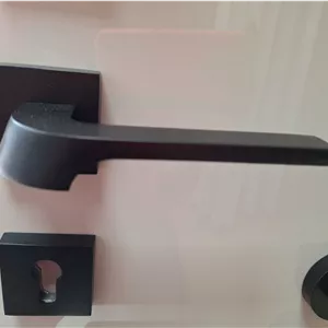 دستگیره و قفل چهار تکه اتاق و سرویس مشکی مدل ری را با قفل و مغزی و سیلندر به طور کامل