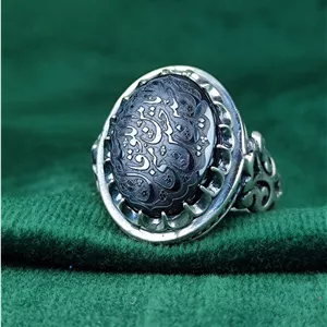 مدال عقیق کبود خطی حکاکی یا امیرالمومنین طرح ذوالفقار افقی تاج برنجی نیزه
