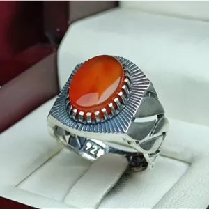 عقیق زرد یمنی اصل تراش گرد تاج برنجی طرح قلم زنی