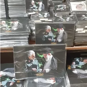 تابلو شاسی عکس رهبری و سردار سلیمانی (۲) – طرح یادمان حیاط بیت رهبری در ابعاد ۳۰×۲۰ سانتی‌متر