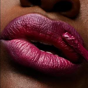 Mac رژلب ساتنی مدل Paramount فرمولی غنی و رنگدانه های قوی رنگ بنفش